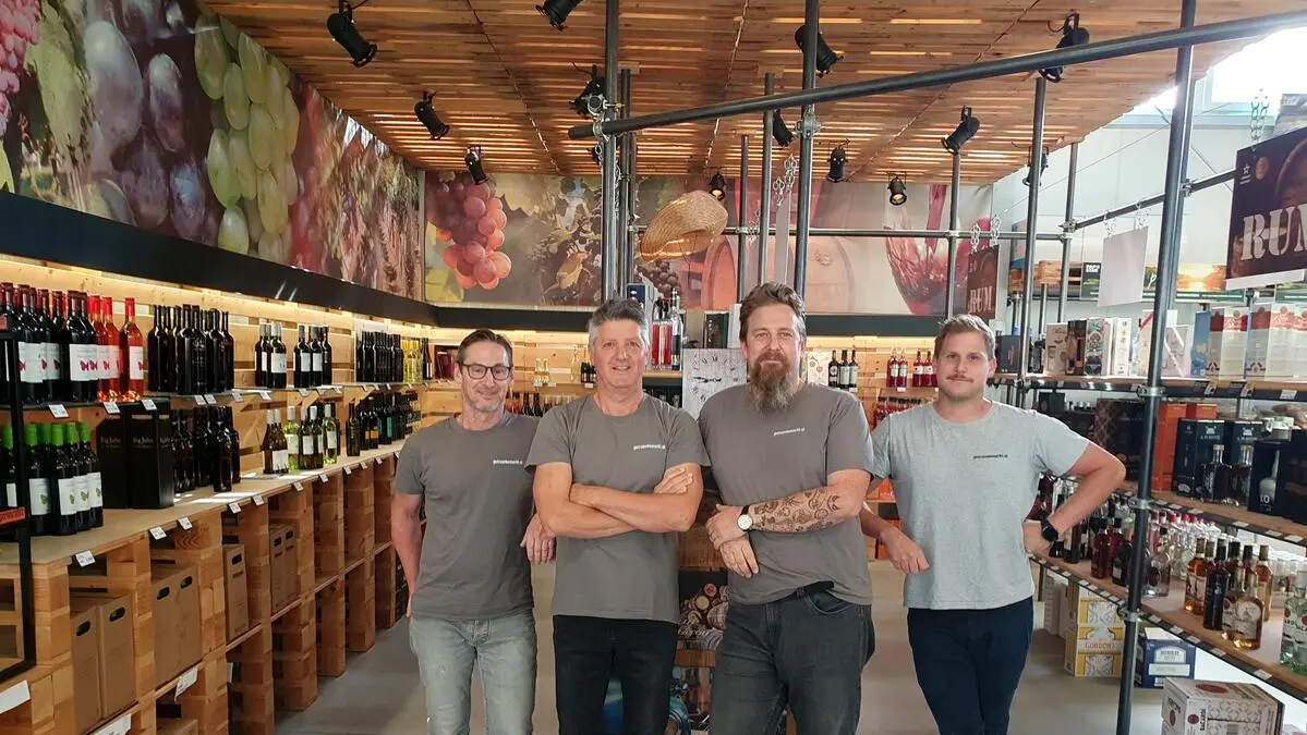 Norbert Zechner, Ferdinand Kandut, Martin Wetzlinger und Inhaber Philipp Kandut feiern 30 Jahre „Getränkemarkt Kandut“ (von links)