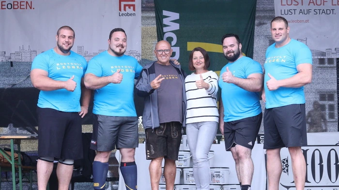 Der jährliche Strongmanwettkampf wird von Helmut Martinovic (Mitte links) veranstaltet. Zu sehen ist neben den Wettstreitern auch Leobens Sportreferentin Margit Keshmiri (Mitte rechts).