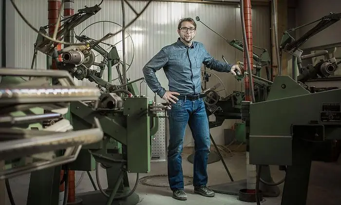 Matthias Ferner ist Eigentümer der Wollgarnspinnerei Ferner in Tamsweg in Salzburg. Der Familienbetrieb „Ferner Wolle“ hat eine 114-jährige Tradition, beschäftigt 12 Mitarbeiter und verarbeitet etwa 800 bis 1000 Kilogramm Rohwolle pro Tag. 