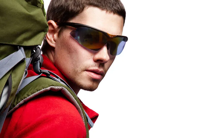 3. Die richtige Auswahl für Schutz- und Sehkomfort Bei der richtigen Sportbrille sind vor allem der Tönungsgrad der Brillengläser und der UV-Schutz wichtig. Der Tönungsgrad bestimmt, wie viel sichtbares Licht auf die Augen trifft. Dabei gibt es fünf verschiedene Filterkategorien, von sanft bis zu stark getönten Gläsern. Letztere absorbieren einen sehr hohen Anteil des Lichts.