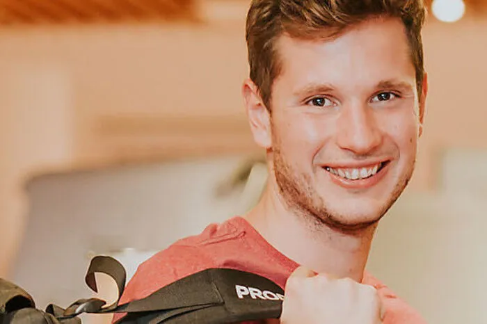 Jonathan Stallegger setzt bei seinem Fahrrad-Lieferservice Velofood vor allem auf Nachhaltigkeit: Die rund 30 ausgewählten Partnerrestaurants sollen qualitativ hochwertiges Essen anbieten und Bio-Verpackungen verwenden. Hier geht's zum Voting.
