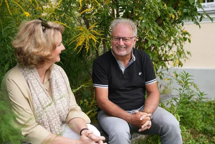 Seelsorger Ernst Windbichler im Gespräch mit Redakteurin Martina Pirker