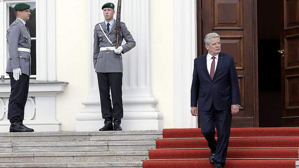 Gauck vor seinem Amtssitz, dem Schloss Bellevue