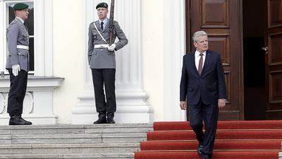Gauck vor seinem Amtssitz, dem Schloss Bellevue