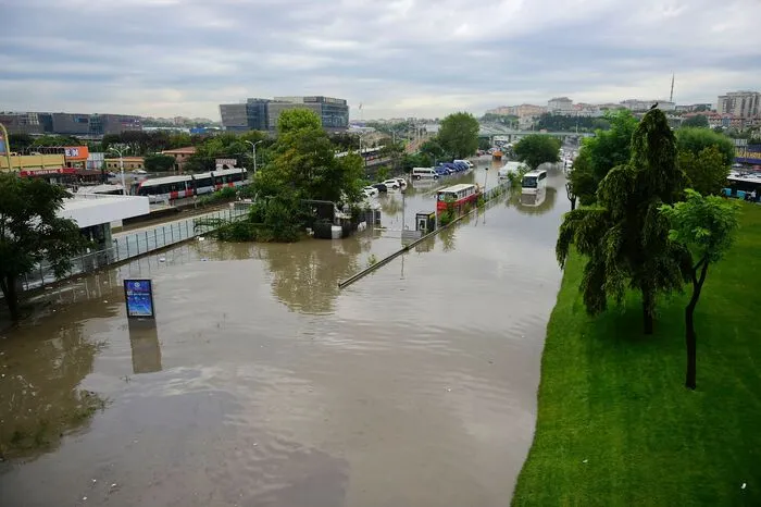 Die Straßen waren sichtlich unbefahrbar, die Bevölkerung wurde dazu aufgerufen, zuhause zu bleiben.