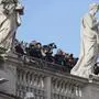 Alle Blicke und Teleobjektive sind längst auf den Vatikan ausgerichtet
