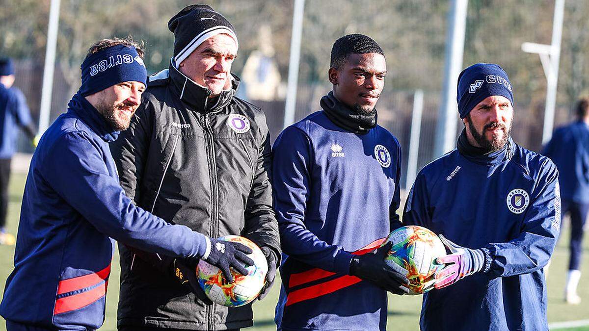 Philipp Hütter, Trainer Robert Micheu, Neuzugang Mc Moordy Hüther und Sandro Kapitän Zakany (v. l. n. r.)