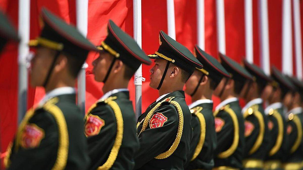 Wachen vor der Große Halle des Volkes in Peking: Hier werden von der chinesischen Führung Staatsgäste empfangen