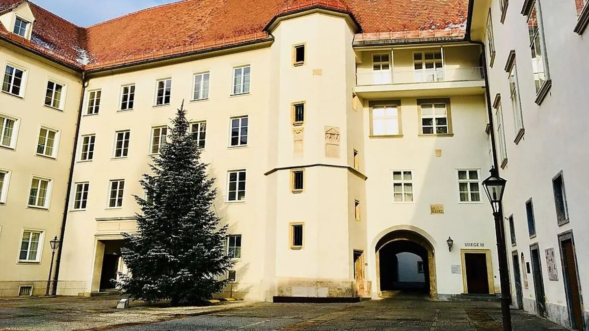 Der Christbaum im Hof der Landesregierung steht noch. Am Hauptplatz muss der Christbaum hingegen schon am 27. Dezember weichen - die neue Silvestershow wird vorbereitet