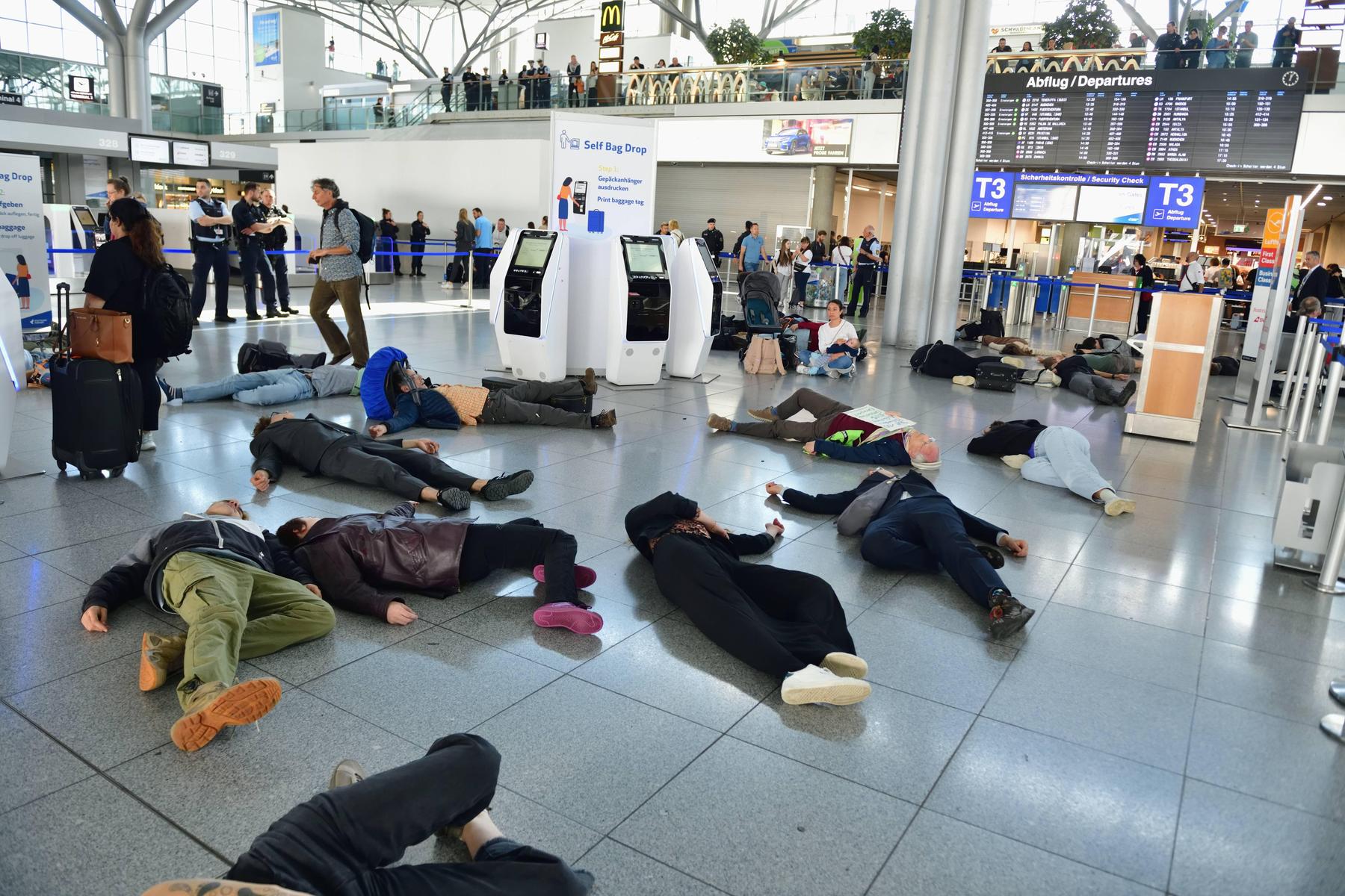 Volle Alarmbereitschaft: 670 Polizisten: Flughafen Wien rüstet sich vor Aktion der „Letzten Generation“