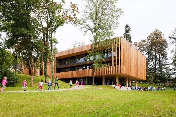 Unter den zahlreichen Schulneu- und -ausbauten sticht vor allem die Volksschule Mariagrün hervor. Geplant von Architekurwerk Berktold Kalb ARGE.