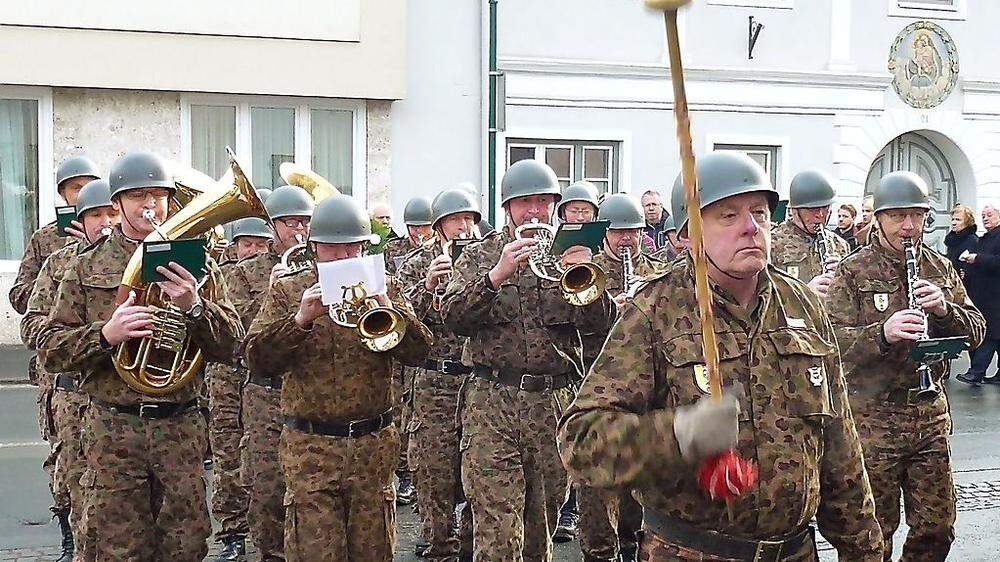 Die Musiker der ehemaligen Grenzschutz-Musikkapelle begleiteten Nußbaumer in Tarnanzügen auf seinem letzten Weg