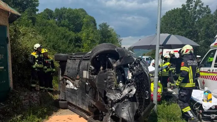 Man sieht einen Unfallwagen seitlich liegen