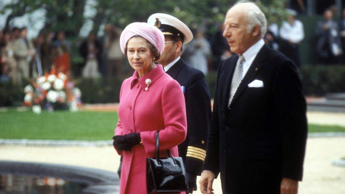 Queen Elizabeth II neben dem deutschen Bundespräsidenten Walter Scheel bei einem Staatsbesuch im Jahr 1978.