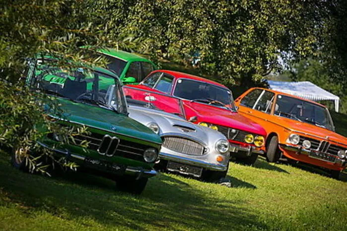 Ob aus Italien, England oder Deutschland: Zwei BMW 2002, eine Austin-Healey-Replica und ein Alfa 2000 GTV beim friedlichen Nebeneinander.