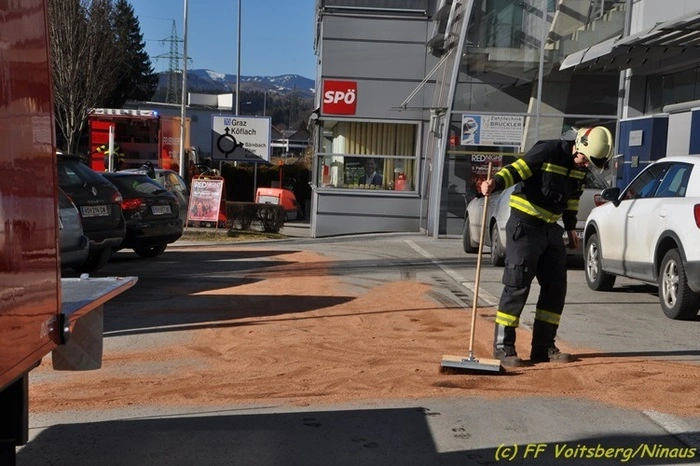 Ausgelaufene Betriebsmittel wurden von Einsatzkräften der FF Voitsberg gebunden, mit einer Kehrmaschine eingesammelt und fachgerecht entsorgt.
