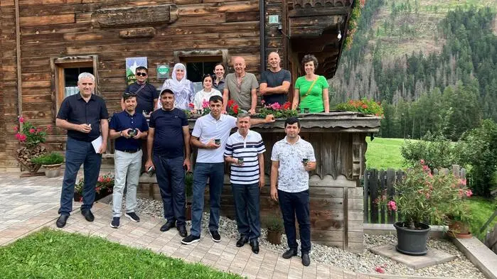 Die tadschikische Delegation besuchte den Figerhof in Kals