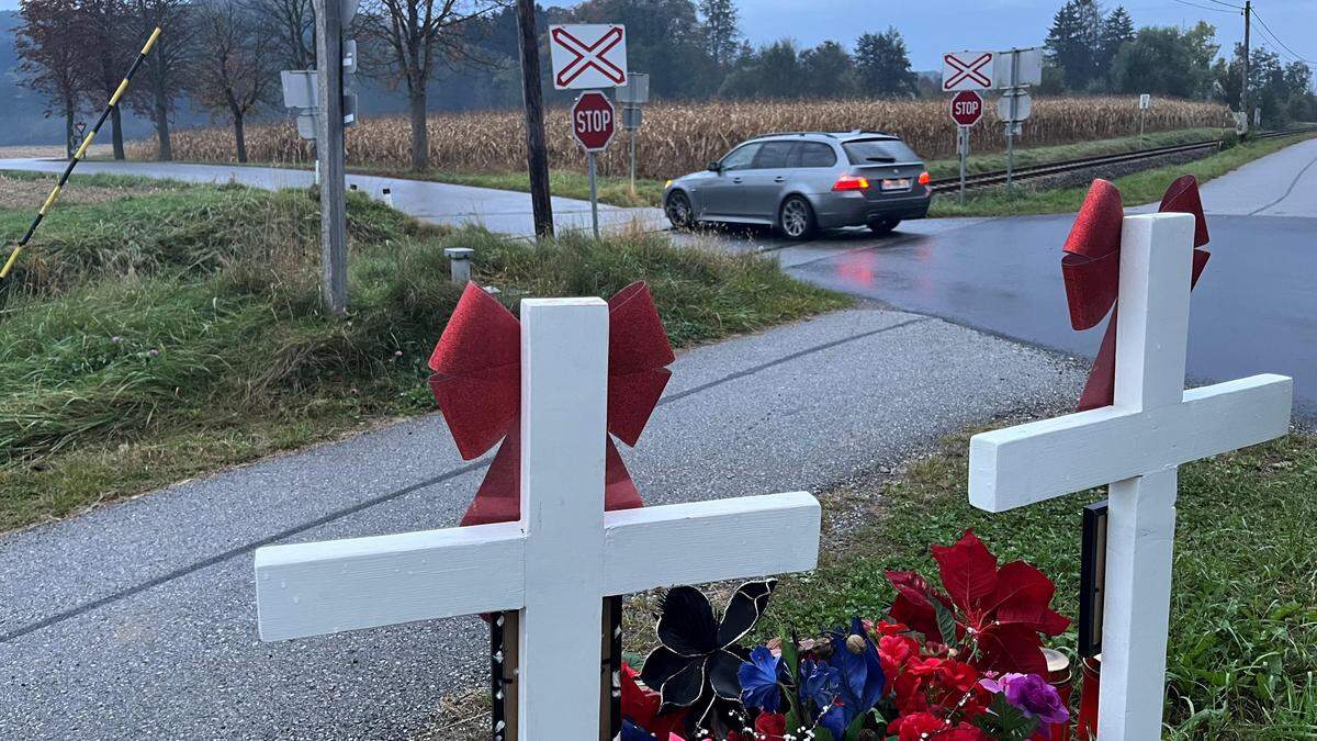 Auf diesem unbeschrankten Bahnübergang starben im August eine Mutter und ihr Sohn