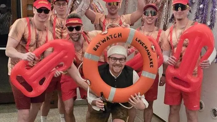 Die „Baywatch“-Rettungsschwimmer kamen von Malibu nach Halbenrain, um am 62. Maskenball des Sportvereins zu feiern