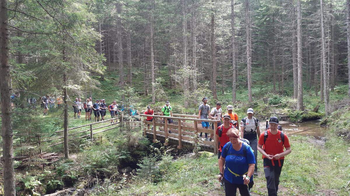 Über Schotter, Wiesen und Asphalt geht es auf der 80 Kilometer langen Extremwanderung