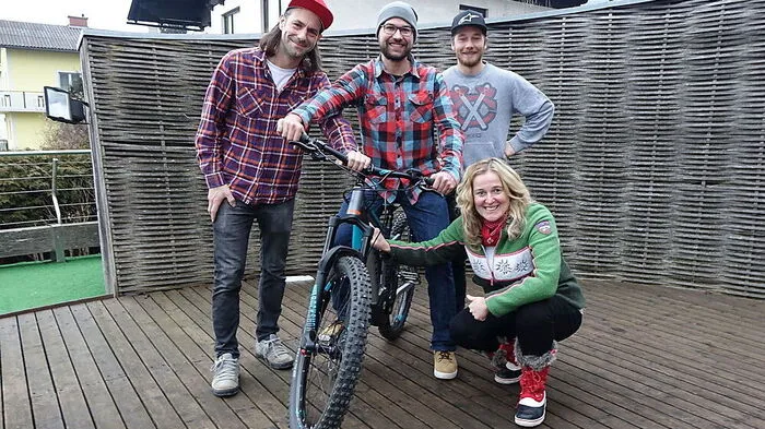 Daniel Kraut, Florian Gruber und Manuel Gruber (hinten von links) mit Claudia Flatscher. Gemeinsam wollen sie das Mountainbiken mit dem Tourismus verbinden