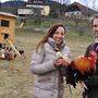 Hildegard Seidl und Christian Martin vor dem fahrbaren Hühnerstall. Von diesen „Schlössern“ werden noch einige gebaut