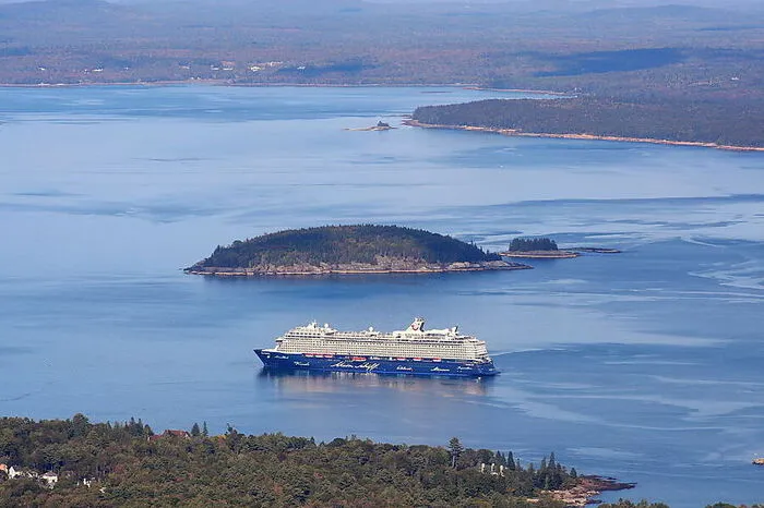 "Mein Schiff 6" ankert vor Bar Harbour (Maine): Hier müssen die Passagiere für einen Landausflug "tendern"