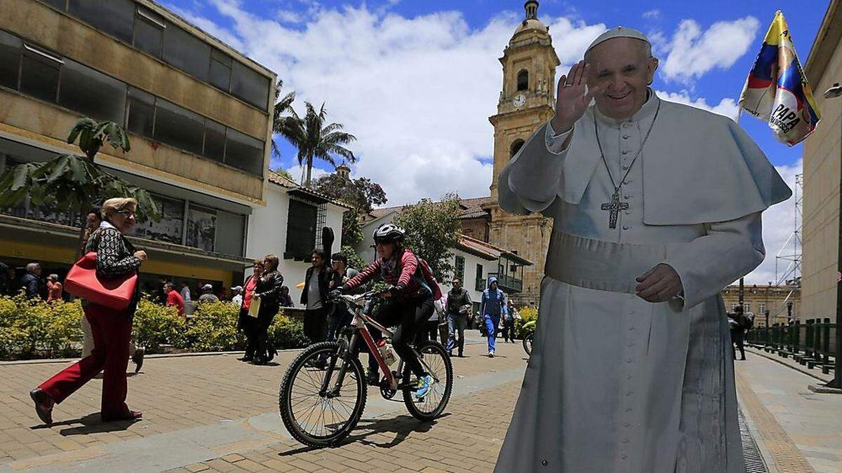 Noch nur ein Papp-Aufsteller: Heute soll der echte Papst in Bogota eintreffen 