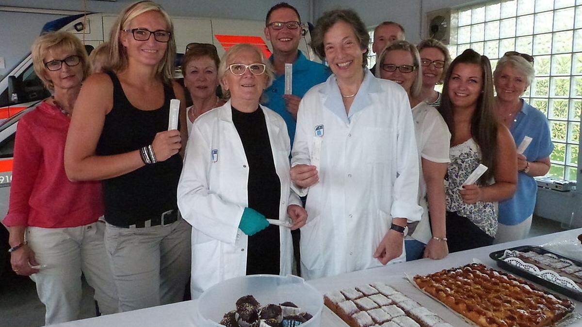 Freudige Hoffnung beim Roten Kreuz: Michael Pirkers Mama, Organisatorin Beate Schober, Helferin Evelyne Schütz, Medizinerin Professor Agathe Rosenmayr (vorne v.l.), Helfer und Spender