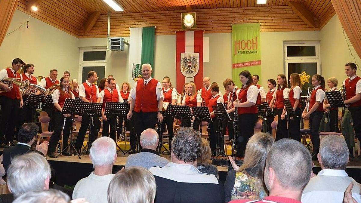 Der Musikverein Wald am Schoberpass mit Kapellmeister Manfred Percht