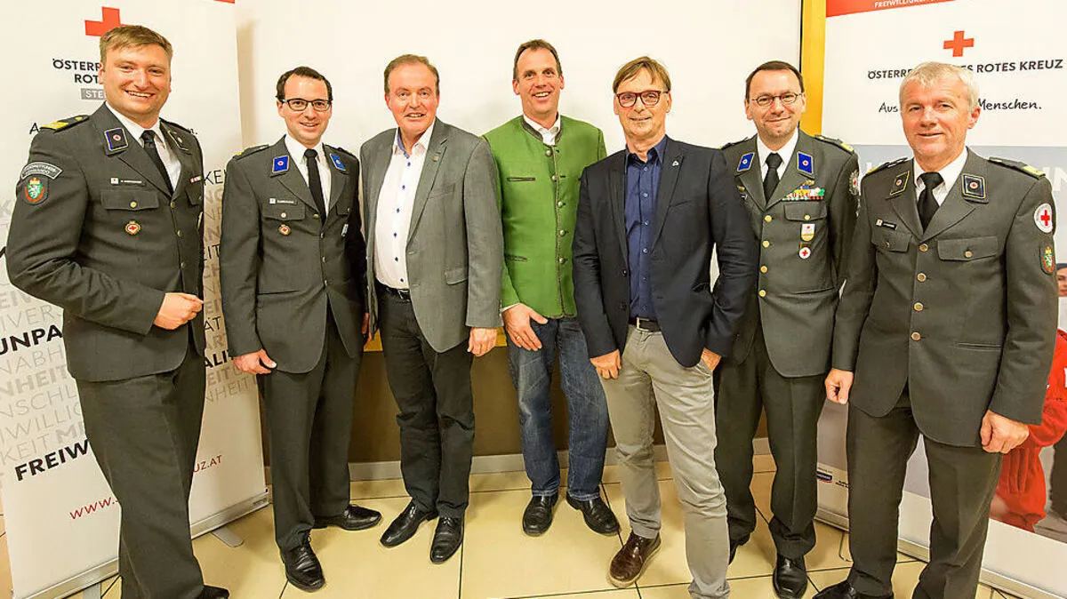 Der Weizer Ortsstellenleiter Daniel Loder-Taucher (zweiter von links) mit der Rotkreuz-Bezirksspitze und Bürgermeistern
