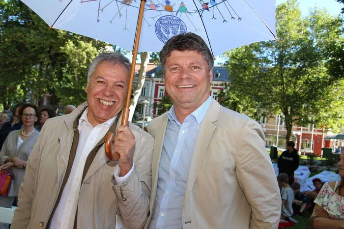 So wird der Regenschirm zum Sonnenschirm: Kulturreferent Franz Eder und Bürgermeister Gerhard Pirih