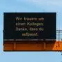 Aus aktuellem Anlass ist die Anzeige auf allen Überkopfwegweisern auf den Autobahnen in Österreich geschaltet