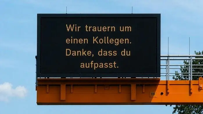 Aus aktuellem Anlass ist die Anzeige auf allen Überkopfwegweisern auf den Autobahnen in Österreich geschaltet
