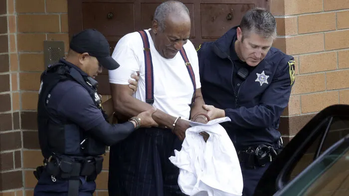 Polizisten führten den 81-Jährigen am Dienstag in Handschellen aus dem Gerichtssaal in Norristown in Pennsylvania.  
