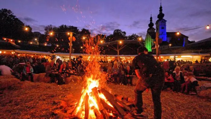 Lagerfeuer-Romantik und Open-Air-Stimmung bietet das „Gackern“ auf der Loretowiese in St. Andrä