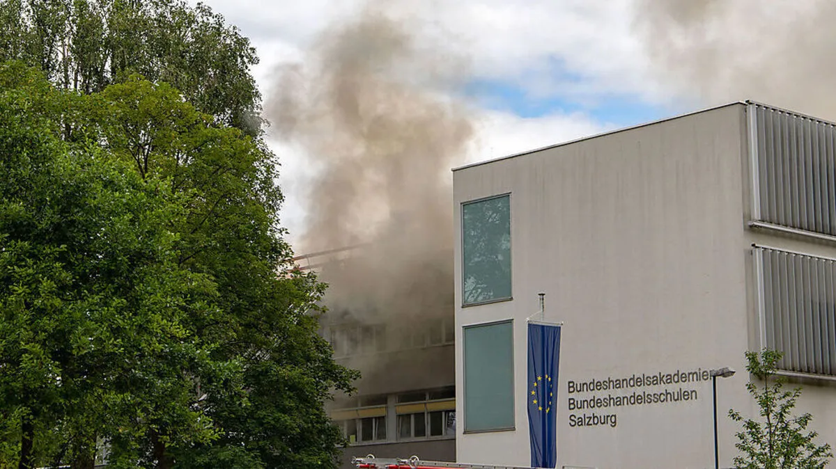 Seit Mittag steht eine Schule in der Stadt Salzburg in Flammen