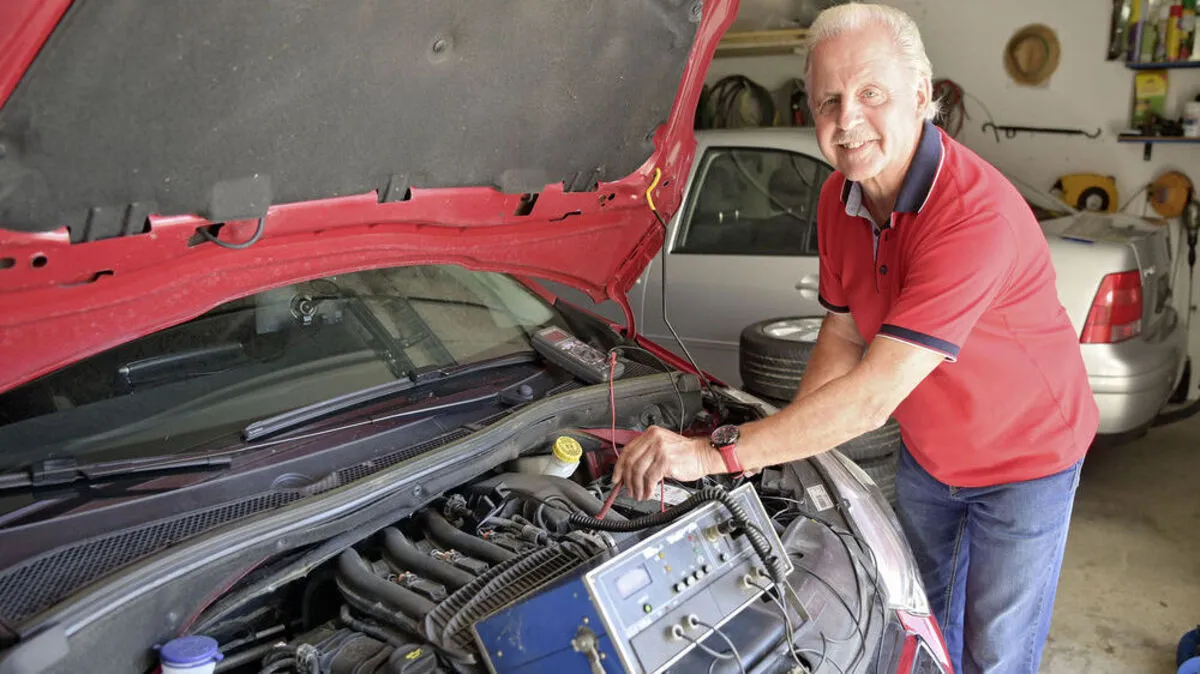 Seit 42 Jahren repariert Hans Eidenhammer Autos und verschenkt sie an Bedürftige