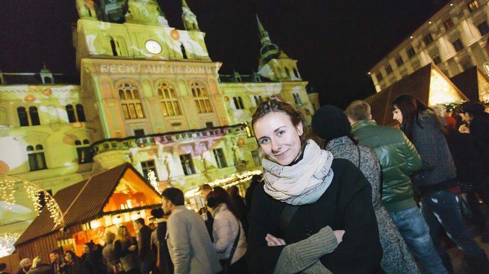 Hanna Waldbauer vor ihrem Werk am Adventmarkt