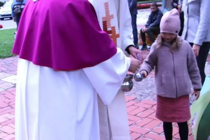 Nicht nur lebende Tiere, auch solche aus Plüsch wurden von Kindern zum Platz vor der Kirche gebracht, wo der Bischof die Feier vornahm. Die Kinder durften ihre Plüschtiere sogar selbst mit Weihwasser segnen. 