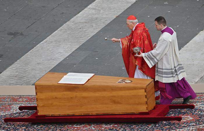 Kardinalsdekan Giovanni Battista Re segnet jetzt den Sarg ein …