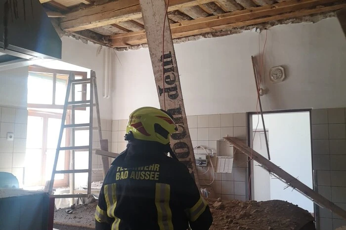 ... die FF Bad Aussee sicherte die Decke daraufhin ab
