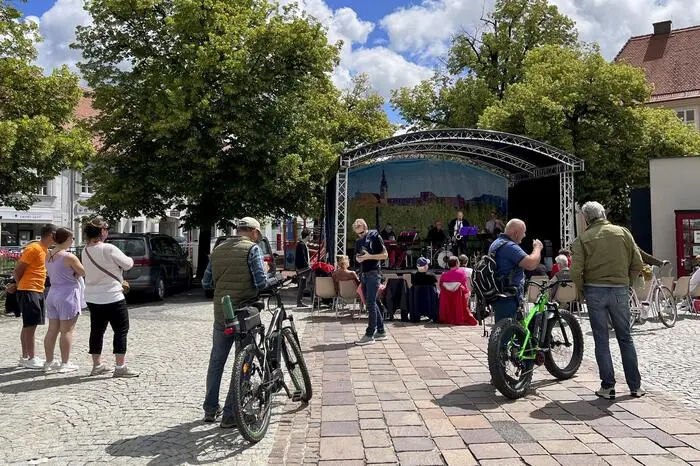 Sie unterhalten die Zuhörer und bringen Live-Musik aller Stilrichtungen zu Gehör.