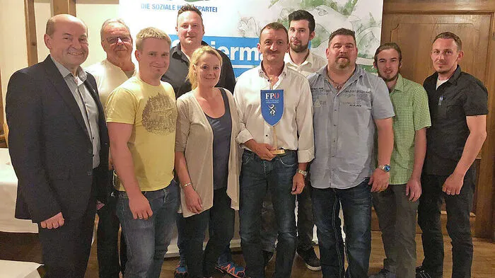 Hannes Brunnhofer (mit Fahne) bei der Gründung der Pucher Ortsparteigruppe