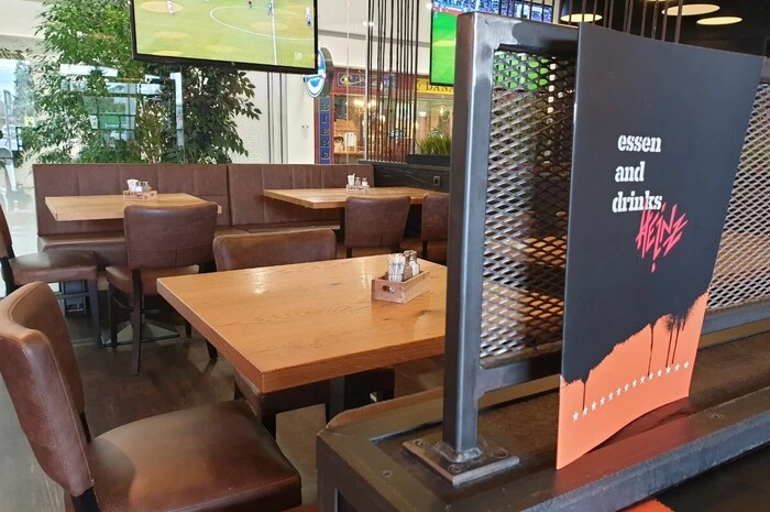 In dem Lokal gleich neben dem Fußballstadion spielt...