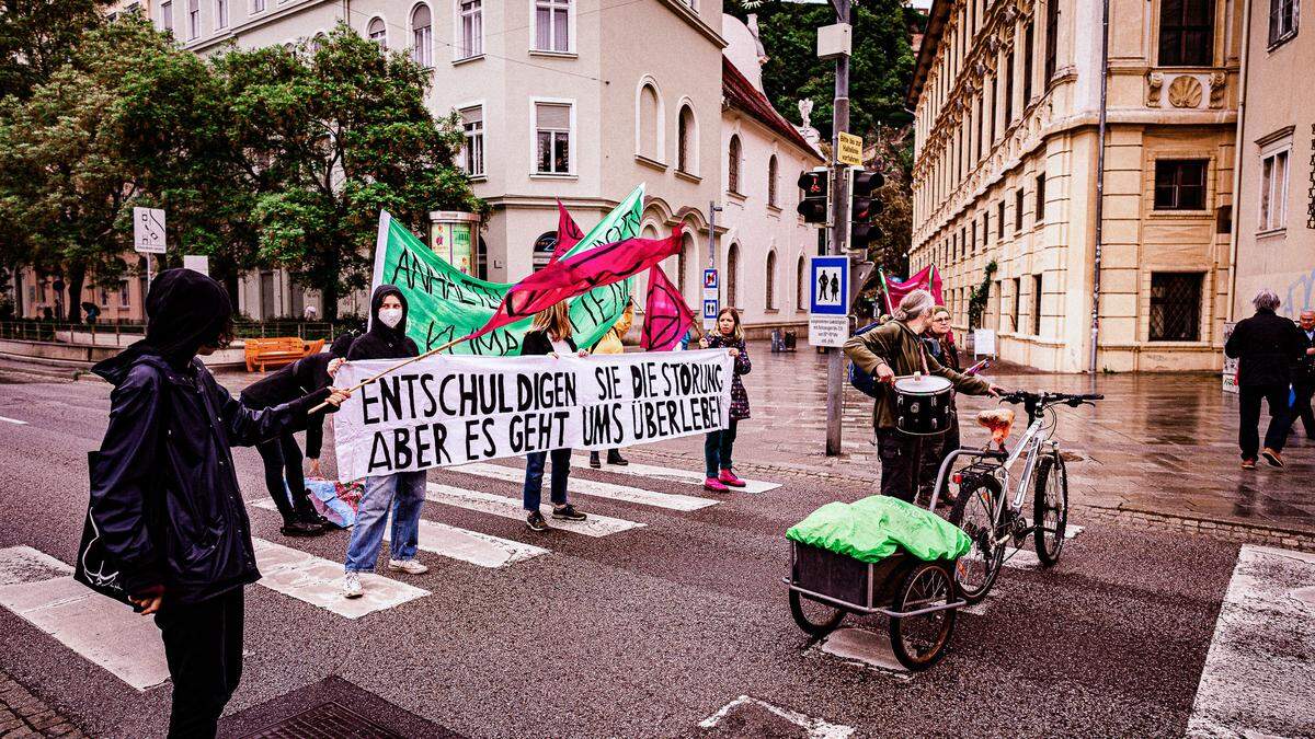 Für drei Minuten wurde der Zebrastreifen am Kaiser-Franz-Josef-Kai blockiert. Dafür sollen Aktivisten nun zum zweiten Mal Strafe zahlen