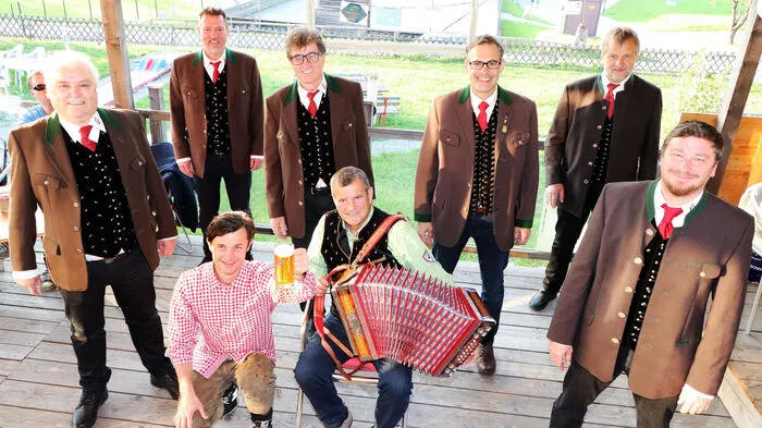 Musikalisch sorgten der "MGV-Ossiach" mit Chorleiter Andreas Leeb und Obmann Erwin Weger, sowie der Alleinunterhalter Hans Printschler für Oktoberfeststimmung.