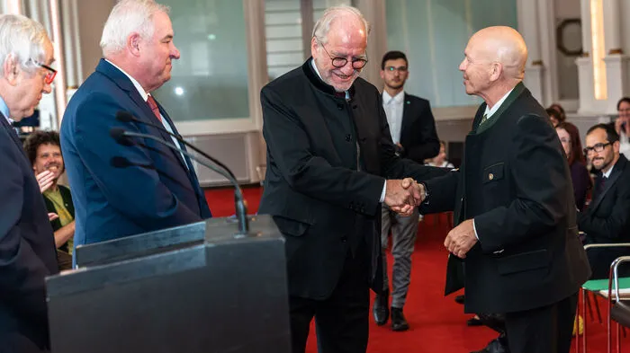 Michael Krainer und Hermann Schützenhöfer mit Preisträger Manfred Prisching  
