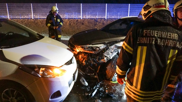 Kurz vor 20 Uhr wurde am Mittwochabend die Freiwillige Feuerwehr Ternitz-Rohrbach zu einem Verkehrsunfall mit drei Fahrzeugen im Bereich Dammstraße/Südbahnunterführung gerufen.