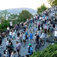 Auch vom Schloßberg aus war der Blick auf die Sonne für viele der Gipfel – beim Hinunterwandern kam es zum Fußgänger-Stau auf den Stiegen